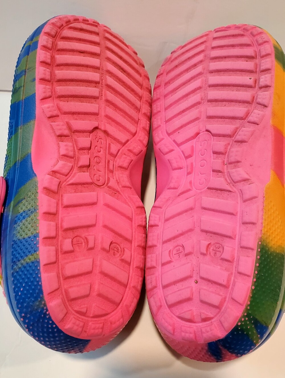 CROCS Tie-Dye Plush-Lined Slip-On Clogs - Pink, Blue, Yellow, Green Size 9 - Picture 6 of 6